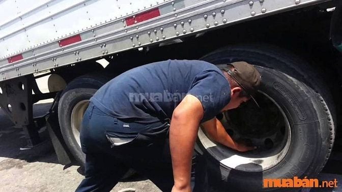 Tài xế lái hạng E cần trang bị kiến thức sửa xe cơ bản