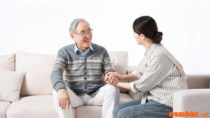 Tham khảo bạn bè, người thân khi tìm việc làm cho người trên 60 tuổi tại TP.HCM