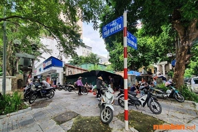 Đường Ngô Quyền là một trong những tuyến đường trung tâm quận Hà Đông