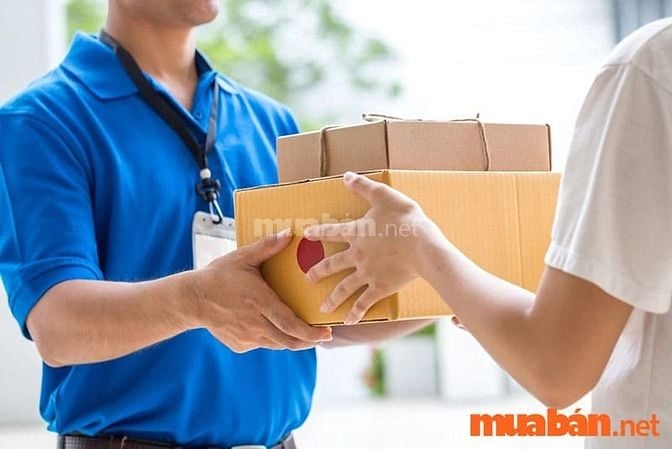 Nhân viên giao nhận hàng mỹ phẩm cho các shop nhỏ lẻ rất phổ biến