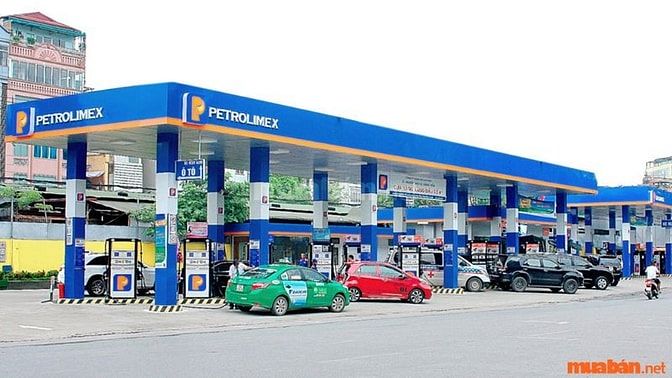 Cửa hàng xăng tại Petrolimex với không gian mở giúp không khí thoáng mát và trong lành 