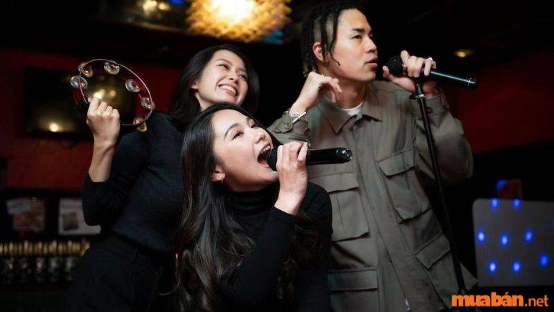 Ca hát tại quán Karaoke là hoạt động giải trí được rất nhiều người ưa thích