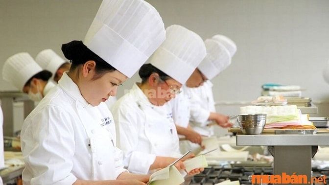 Việc làm phụ bếp phù hợp cho phụ nữ trung niênc