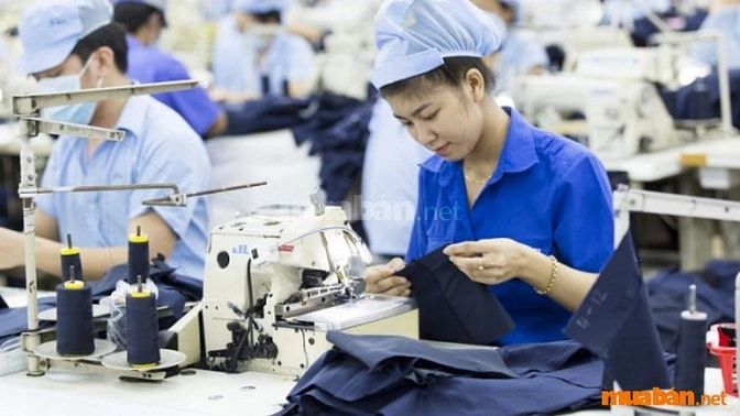 Công nhân nữ làm việc tại các khu công nghiệp