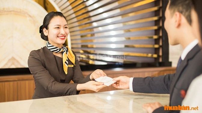 Lễ tân đón tiếp và phục vụ các nhu cầu cho khách hàng