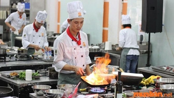 Việc làm phụ bếp được tuyển dụng khá nhiều ở đường Tên Lửa