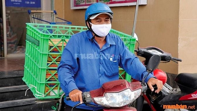 Người giao hàng ở chợ Bình Tây có nhiệm vụ vận chuyển hàng hoá 