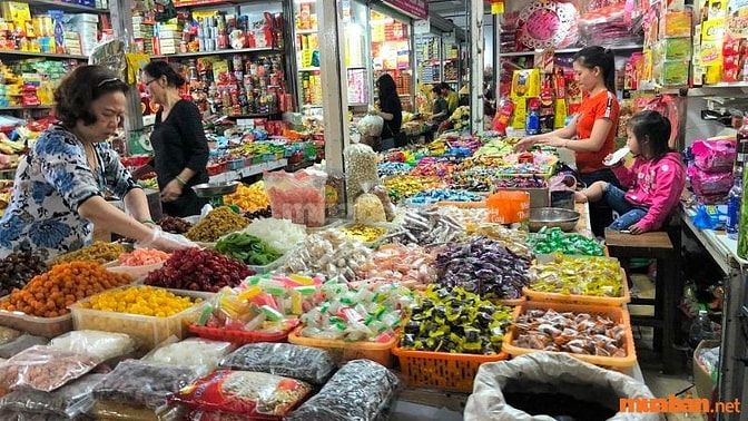 Người phụ bán hàng, bán tạp hoá ở chợ Bình Tây
