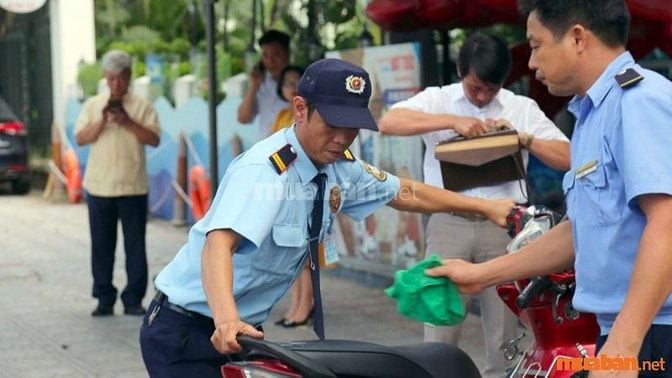 Bảo vệ, giữ xe tại chợ có trách nhiệm bảo vệ an ninh khu vực chợ 