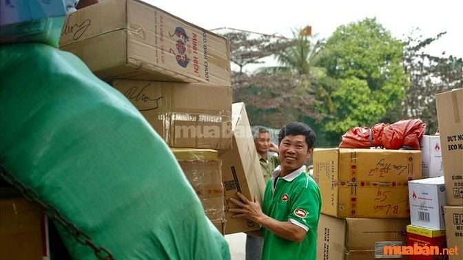 Việc làm bốc xếp có nhu cầu tuyển dụng cao tại chợ Bình Tây 