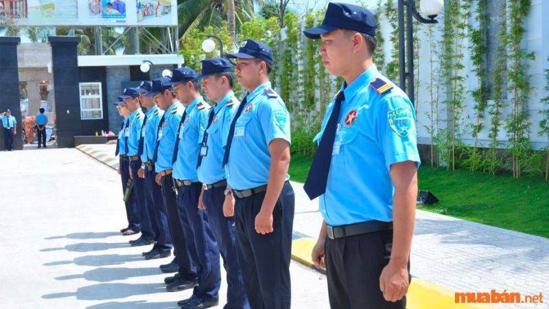 Nhân viên bảo vệ có nhiệm vụ đảm bảo an ninh nơi làm việc 