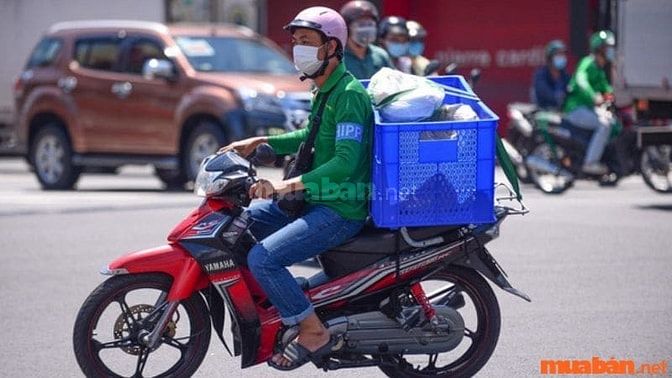 Người giao hàng tại chợ đầu mối Hóc Môn thực hiện việc vận chuyển hàng hóa