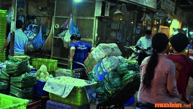 Bốc xếp, bốc vác tại chợ đầu mối Hóc Môn thực hiện việc xếp và vận chuyển hàng hóa