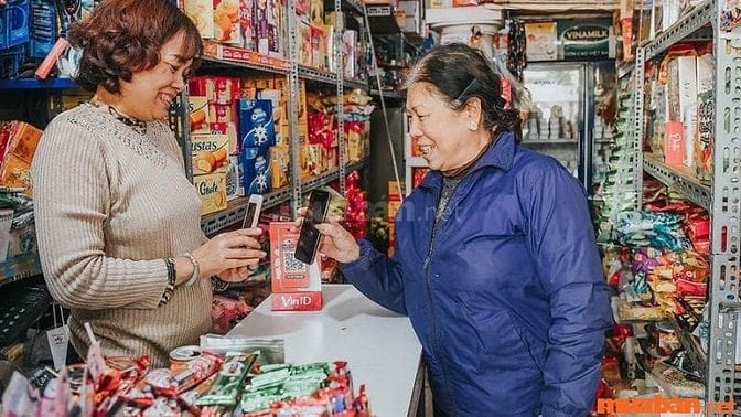 Bán hàng sạp, bán tạp hóa tại chợ đầu mối Hóc Môn sẽ chào mời và tư vấn hàng hóa theo nhu cầu của khách hàng