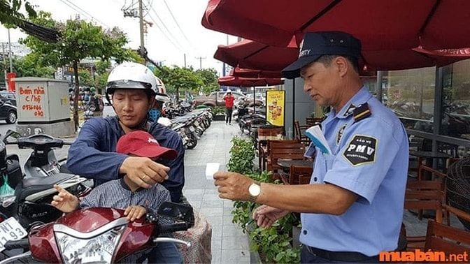 Nhân viên bảo vệ, giữ xe tại chợ đầu mối Hóc Môn là người đảm bảo an ninh và trật tự tại khu vực chợ