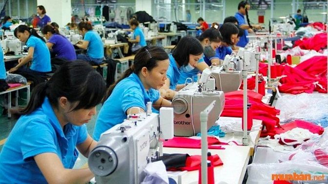 Công nhân may mặc chuyên sản xuất các sản phẩm may mặc