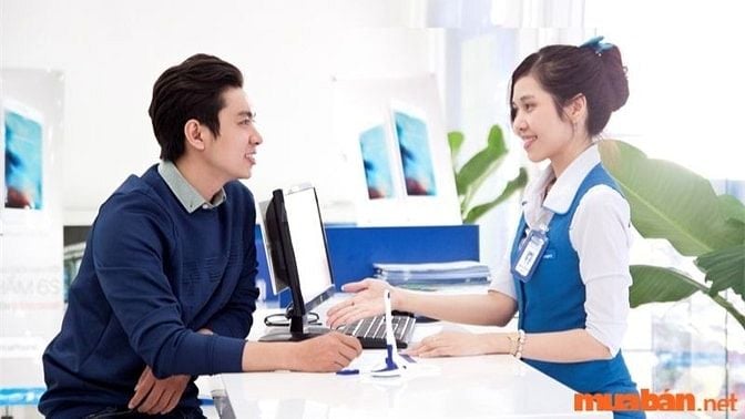 Nhân viên chăm sóc khách hàng là người tiếp nhận, xử lý và giải quyết các yêu cầu của khách hàng