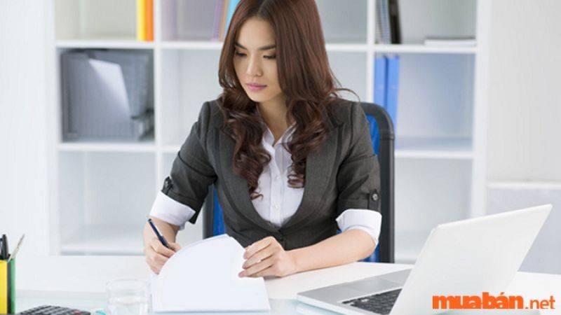 Nhân viên văn phòng thực hiện các nhiệm vụ hành chính và các công việc văn phòng khác