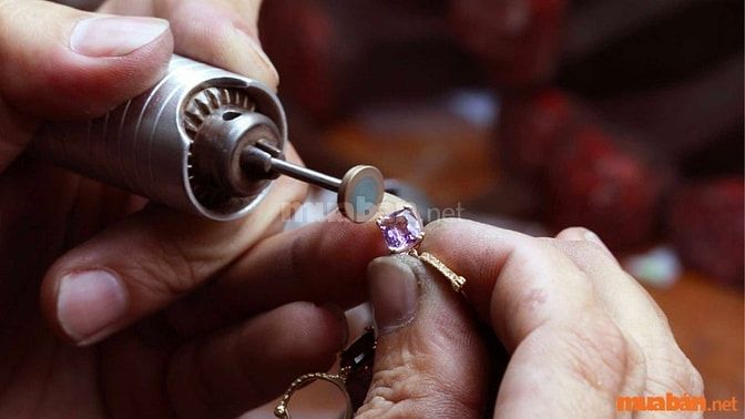 Thợ bạc chủ yếu làm việc trong ngành công nghiệp trang sức và đá quý 