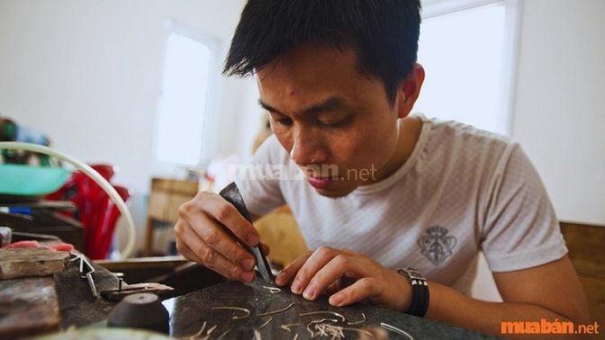 Trong công việc thợ bạc, sự tỉ mỉ và khả năng làm việc với các chi tiết nhỏ là rất quan trọng 