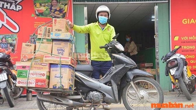 Nhân viên giao hàng có nhiệm vụ giao hàng đến điểm đích và xác nhận việc giao hàng với người nhận.