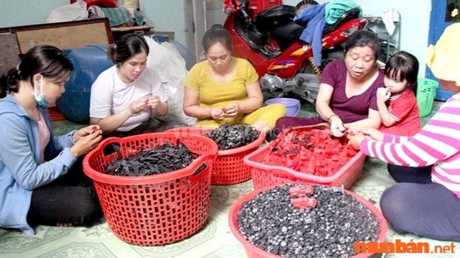 Người gia công sản phẩm thực hiện các công việc gia công theo hướng dẫn