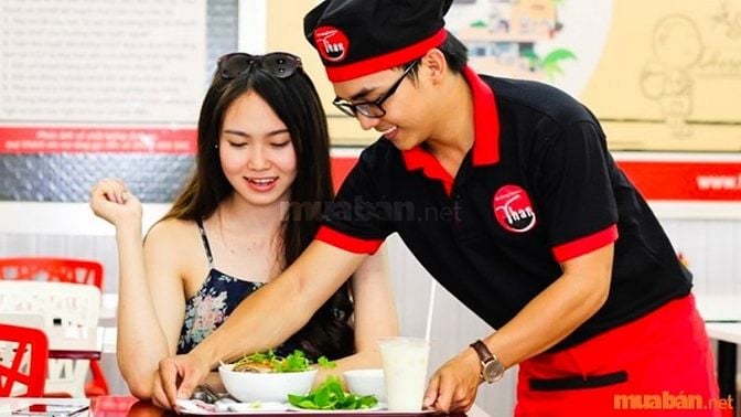 Phụ quán là người chịu trách nhiệm phục vụ khách hàng, ghi nhận đơn đặt hàng, sắp xếp bàn ghế, vệ sinh khu vực làm việc