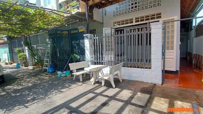 Đi tham quan nhà, kiểm tra cấu trúc, tiện ích và vị trí của căn nhà trước khi đưa ra quyết định thuê