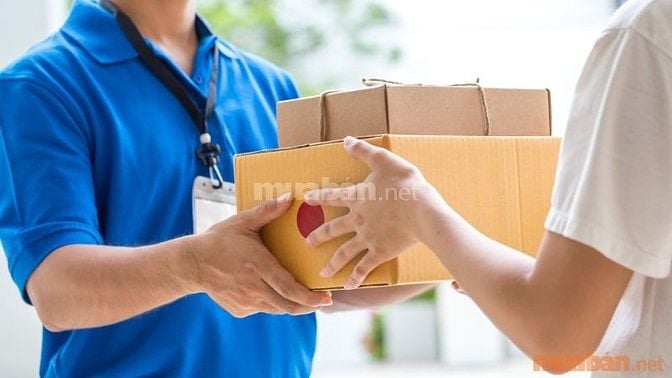 Nhân viên giao hàng sẽ thực hiện việc vận chuyển và giao hàng cho khách hàng theo đúng lịch trình và yêu cầu