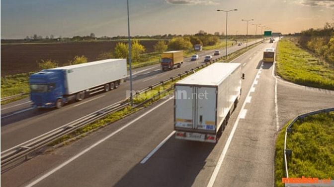  Tài xế xe container đảm nhiệm vai trò di chuyển hàng hóa từ nhà máy, cảng biển đến kho hàng