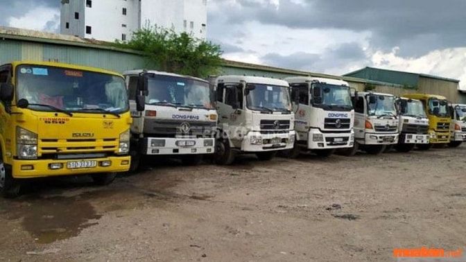  Tài xế xe tải vận chuyển hàng hóa từ điểm xuất phát đến nơi chỉ định