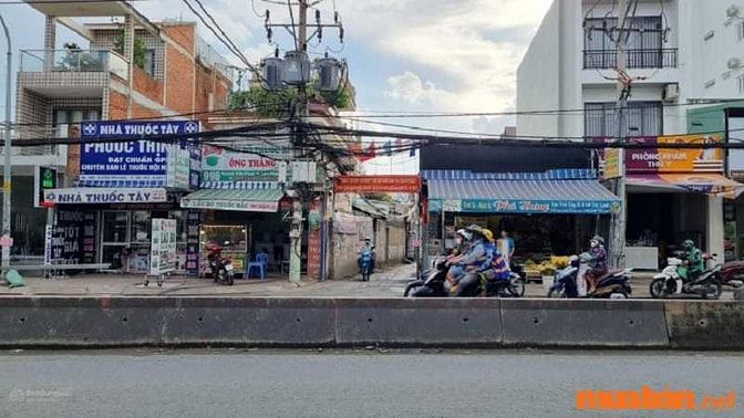 Nhiều cửa hàng nằm dọc đường Huỳnh Tấn Phát