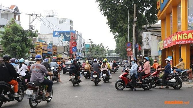 Phương tiện giao thông di chuyển tấp nập tại đường Lê Đức Thọ