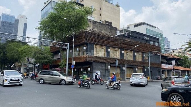 Nhà mặt tiền là loại hình nhà có mặt tiền hướng ra đường lớn