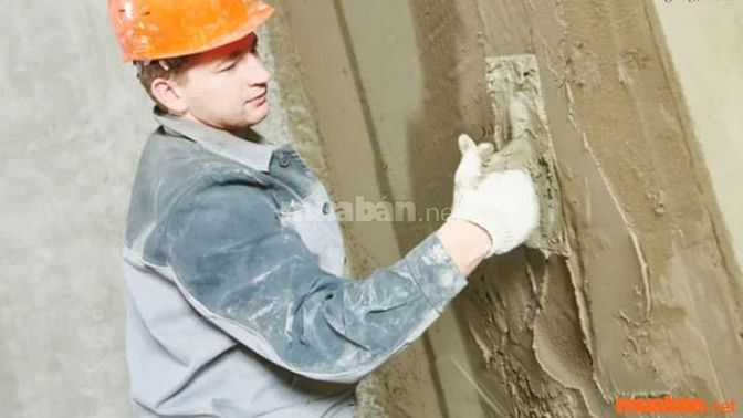 Hình 1: Thợ xây trát đang thực hiện việc tô trát tường