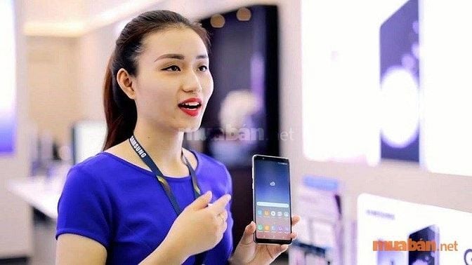 Nhân viên tư vấn bán điện thoại