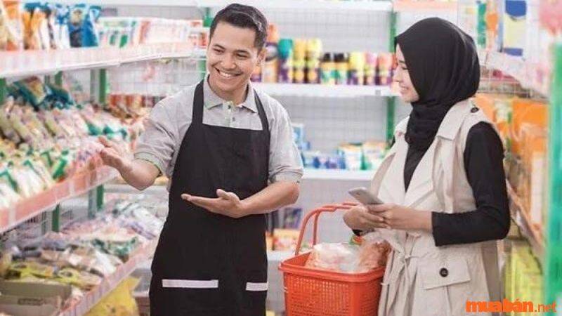 Nhân viên bán hàng đang giới thiệu sản phẩm cho khách hàng