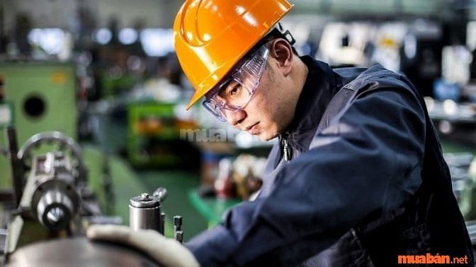 Nhân viên vận hành máy tiện