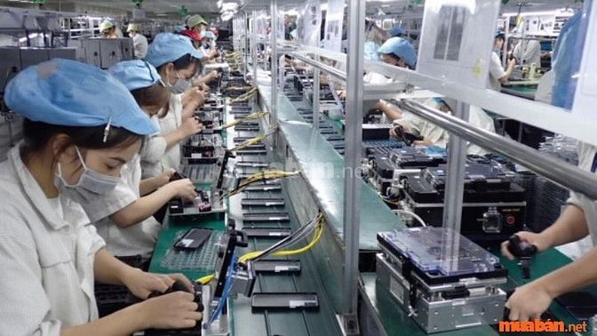 Công nhân sản xuất linh kiện điện tử