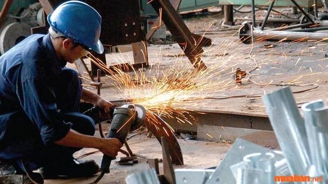 Công nhân cơ khí làm việc với các loại máy móc cơ khí