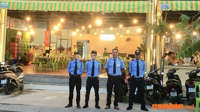 Bảo vệ cho quán ăn trên đường Sư Vạn Hạnh