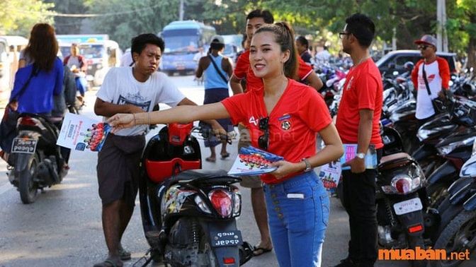 Phát tờ rơi là công việc phù hợp với các bạn sinh viên