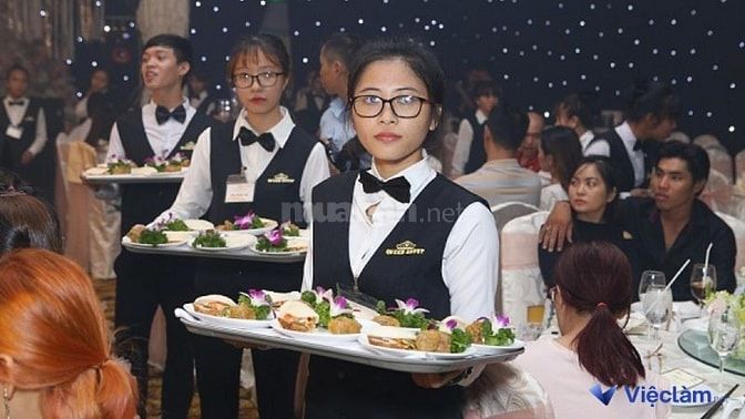 Nhân viên phục vụ tiệc cưới
