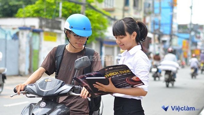 Phát tờ rơi diễn ra chủ yếu ngoài trời