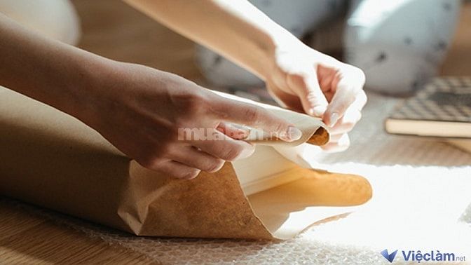 Nhân viên gói quà Tết