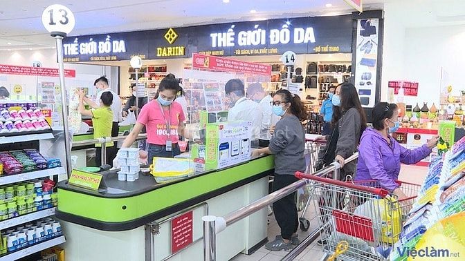 Nhân viên thu ngân siêu thị