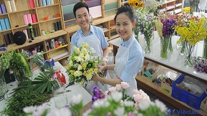 Nhân viên bán hoa, cắm hoa 