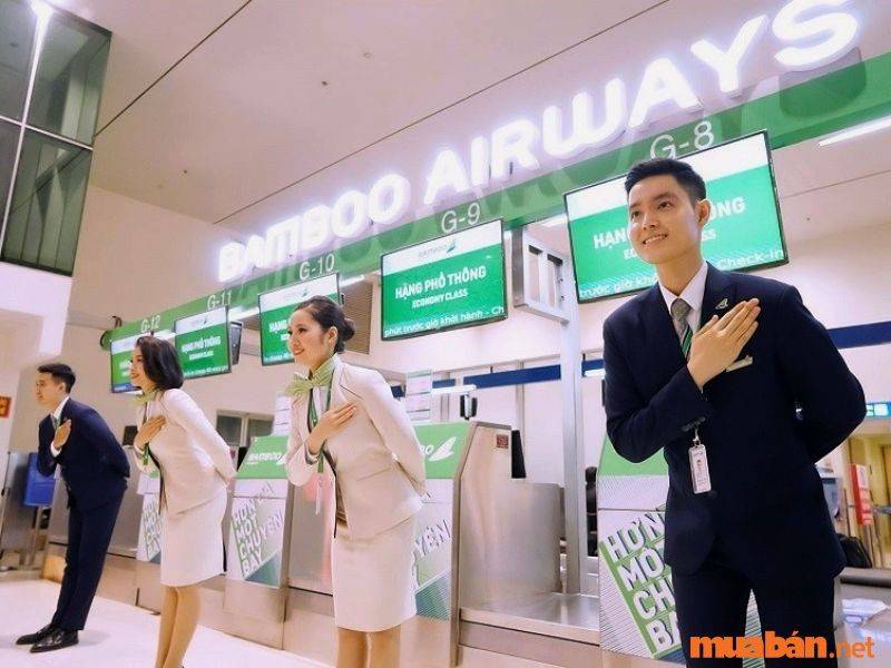 Thủ tục viên sân bay là người thực hiện các thủ tục check-in cho hành khách