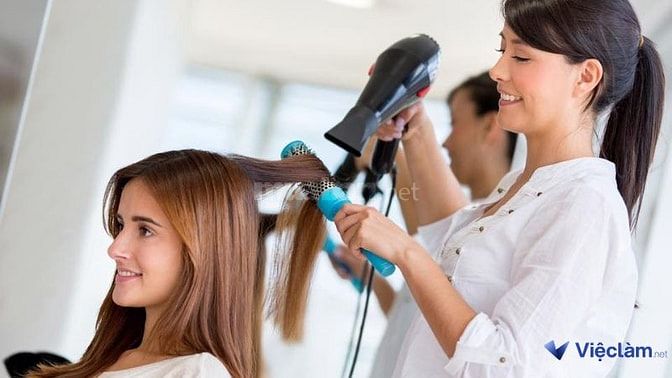 Sấy tóc là công việc của thợ phụ tóc