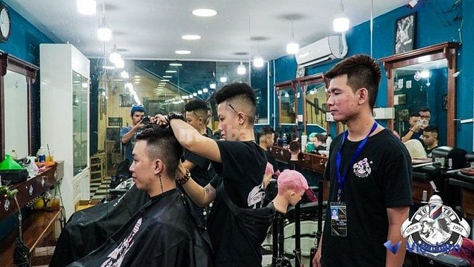 Thợ phụ tóc nam 